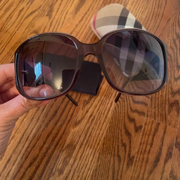 🕶️Authentic Burberry Purple Sunglasses Comes with case and cleaning cloth. 🕶️ - Picture 3 of 11